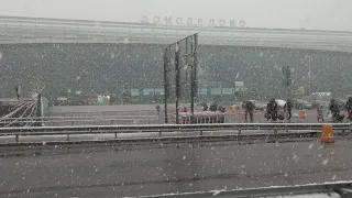 Снегопад в конце апреля Аэропорт Домодедово Летим в Крым