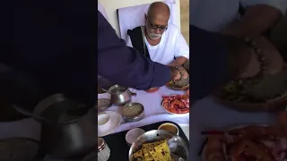 Pu morari bapu bhojan prasad pate hue