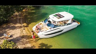 Aquila 32 Sport Power Catamaran Full Walkthrough. Versatile and family friendly fast motor boat