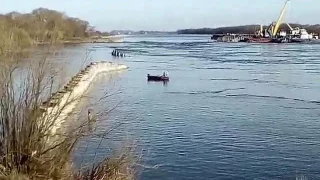 Белоомутский гидроузел. Ежедневно, никого не стесьняясь...