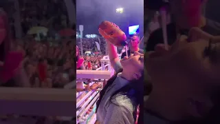 Maraisa tomando banho de chopp Potiguar no palco em Porto Alegre com fãs 20/03/22