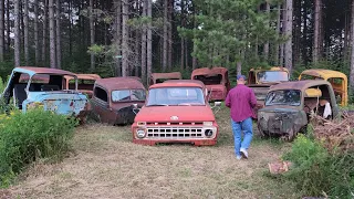 There's over 140 classic cars here... we're in junkyard heaven!!! 😍