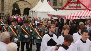 Prozession mit dem Schrein zum Rathausplatz So 23.7. 2023