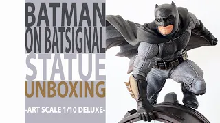 BATMAN ON BATSIGNAL DELUXE ART-SCALE 1/10TH SCALE - BY. IRON STUDIOS