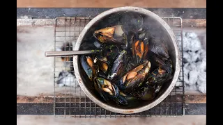 Копчёные на мангале мидии зелёным соусом / Smoked mussels with salsa verde
