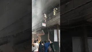 Epic escape of a Batla House resident from a burning building 2 days ago with help from locals