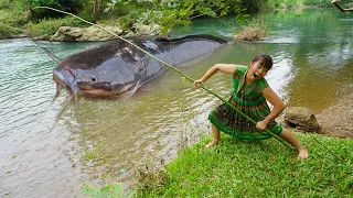 Primitive Fishing - Primitive Life Smart Girl Catch Fish At River - Survival In The Rainforest