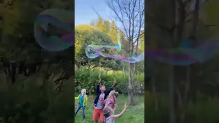 Шоу мыльных пузырей на улице