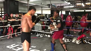 Superbon working on the pad  with Buakaw