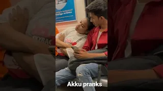 sleeping on strangers epic reaction 🥱😴🥰  #viral  #tranding #metro #delhi