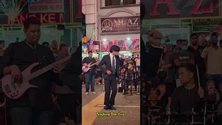 Jalan ditutup gara gara ini...Singkong Dan Keju - Ebadey Jackson ft Sentuhan Buskers di Jalan TAR ..