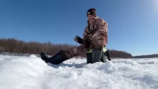 Сменил мормышку и клев стал лучше! Зимняя рыбалка на безмотылку 2018.