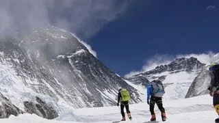 Deadly Everest avalanche: Three guides still missing after disaster