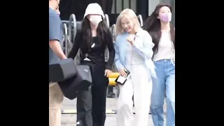 haseul laughing about hyejus pants being backwards