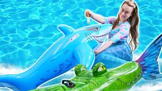 Merenneidot, nuket ja lelut altaassa! Meikki Barbie-merenneidoille ja Baby Shark -hahmolle.