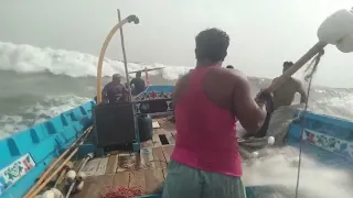 Fishermen in Dangerous Waves | Ibrahim Hyderi ( Peraath Season )