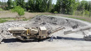 The KPI-JCI GT125 and GT4280 in action at Tracey Road