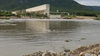 muita água na obra da barragem do lago de fronteiras Ibiapaba, Crateús-Ce.