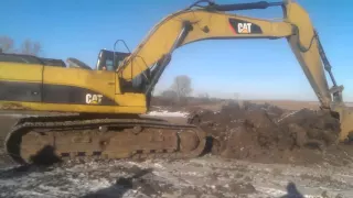 Гусеничный экскаватор CAT 330DL 2007 года. в работе