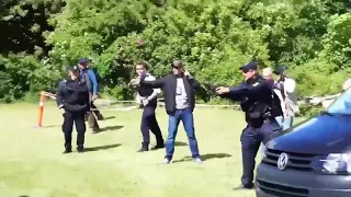 Mand skydes i benet af politiet under demonstration i Gellerup - hvorfor ikke bruge peberspray?!