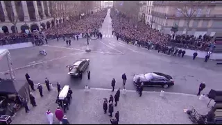 Le cercueil de Johnny Hallyday acclamé par la foule après la cérémonie