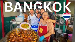 SHOWING A FOREIGN CHEF ABOUT THAI STREET FOOD 🇹🇭 Next Level Thai Food in Bangkok