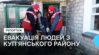 Волонтери Товариства Червоного Хреста евакуюють людей з Куп'янського району