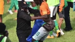 Gervinho's pants get ripped off during African Cup qualifier Ivory Coast vs Cameroon 2014