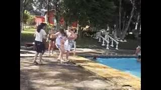 Luana sendo jogada na piscina