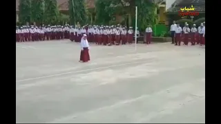 Anak kelas 1 SD memimpin upacara bendera hari Senin.