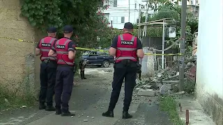 Top News-Plagoset në mes të Tiranës punonjësi i IMT/U qëllua nga pronari i banesës që po prishej