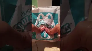 abriendo paquetito de sguishmallows