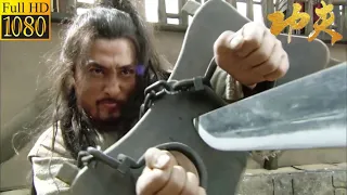 Kung Fu Movie: Kung fu expert challenges a prisoner but is defeated by him whose hands are trapped.