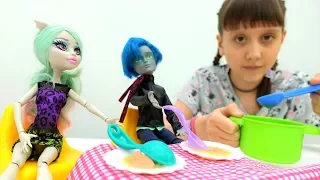 Кукла Монстр Хай - Рошель готовит суп для Гаррота
