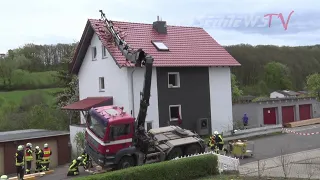 LKW-Kran kippt auf Hausdach in Ungedanken 10.05.2021