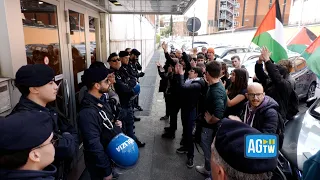 Studenti in protesta davanti la sede La7 di Roma, cori contro David Parenzo