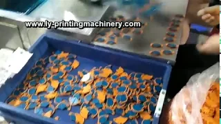 Automatic spray painting machine for small parts of toy