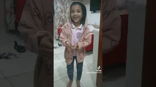 trolei minha filha passando chocolate nela e disse que era cocô kkk #trolagem #maternidade #shorts