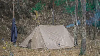 прячемся в жаркой палатке от дождя , выживаем в лесу , ловим и готовим