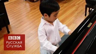 Пятилетний вундеркинд играет на фортепиано