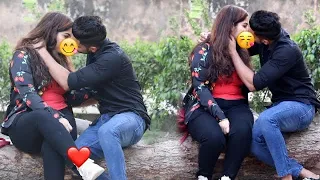 Lips kiss 💋 prank on my girlfriend || Twist prank || kausar khan