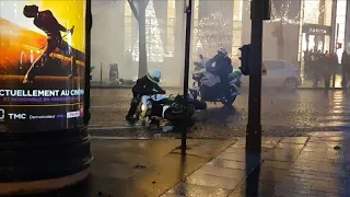 "Gilets jaunes": des motards de la police pris à partie à Paris