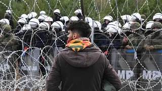 Poland blocks hundreds of migrants at Belarusian border