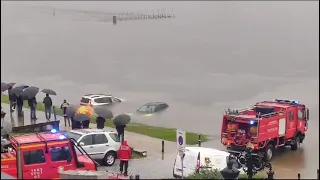 Carros submersos em Ponte de Lima