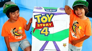 LA CAJA MISTERIOSA DE LAS 15 SORPRESAS DE TOY STORY 4 😱de DANI y EVAN