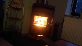 Kaminfeuer mit Holz nachlegen