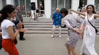 "ЗАЖИГАЕМ"...💃🕺💃на Танцполе в Гомельском парке...5.05. 2018 года.