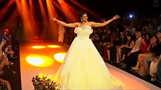 Мисс Вселенная-1994 вышла на подиум Недели моды в Мумбаи