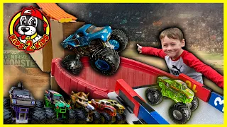 Monster Jam Toys - COLOR CHANGE Trucks Downhill Water Race! (ft Grave Digger, Max-D, Mohawk Warrior)