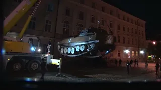 У центр Львова привезли знищену російську техніку